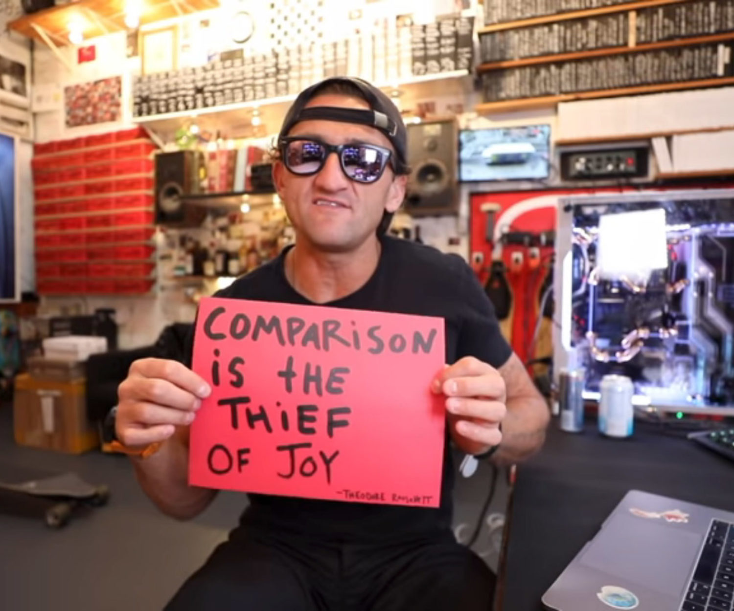 A comparação é a ladra da alegria.