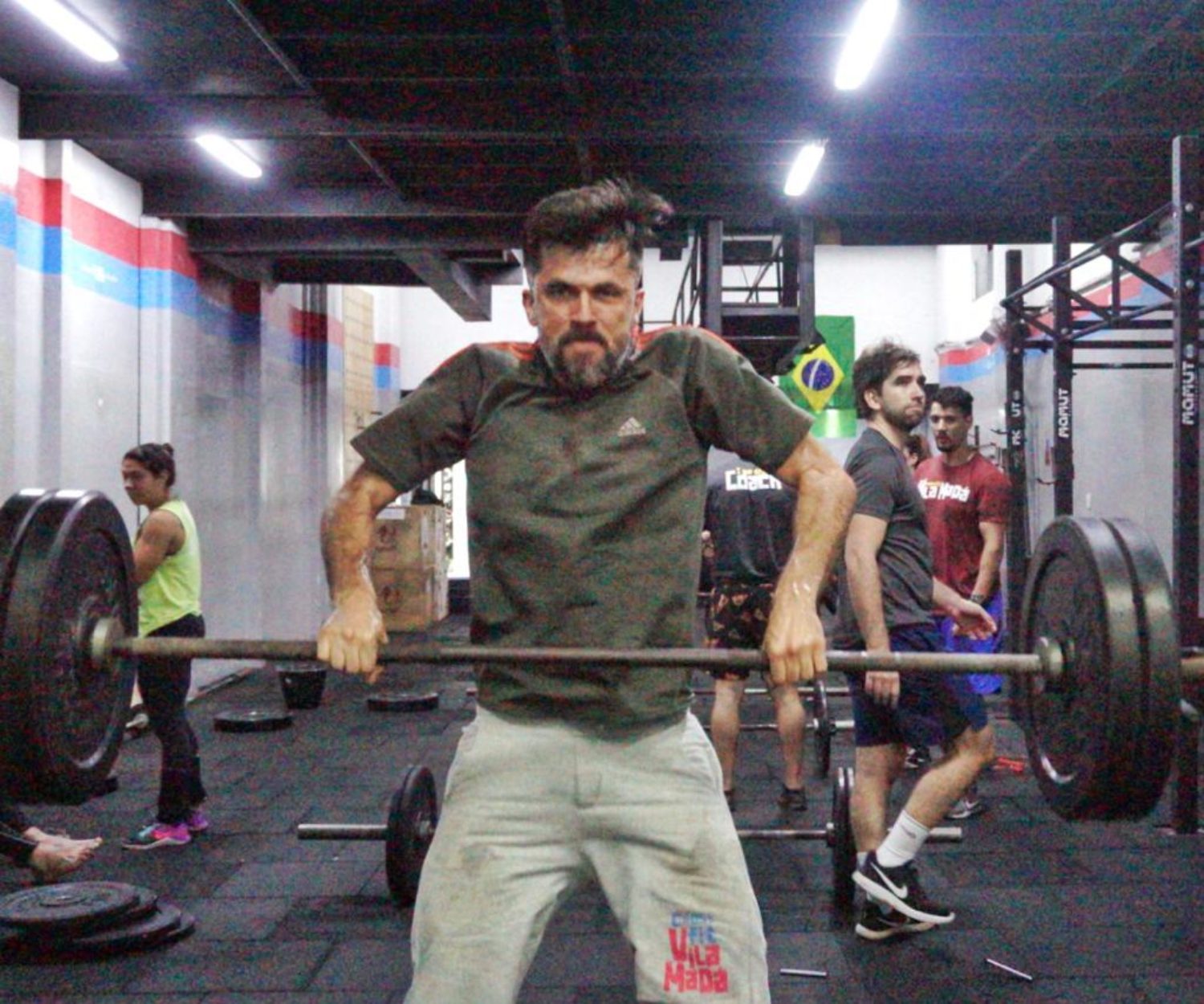 Esse que vos escreve fazendo um squat clean durante o 19.2. Foto de Francine Piovesan.