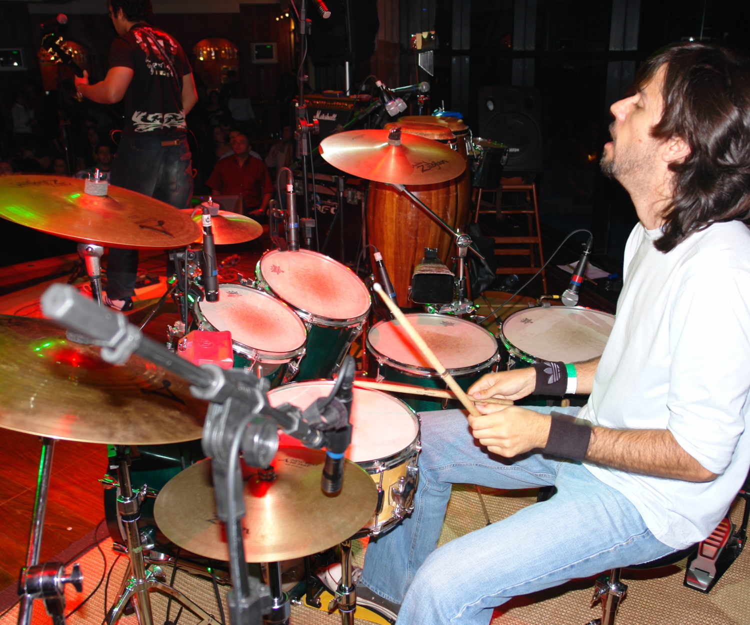 Show do Balboa no Hard Rock Cafe BH em 2006 e utilizando itens de percussão feito o 