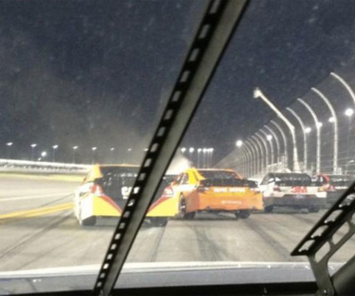 Durante a interrupção da Daytona 500, Brad Keselowski, piloto da Penske na Nascar, aproveitou para twittar e ganhou 150 mil novos seguidores.