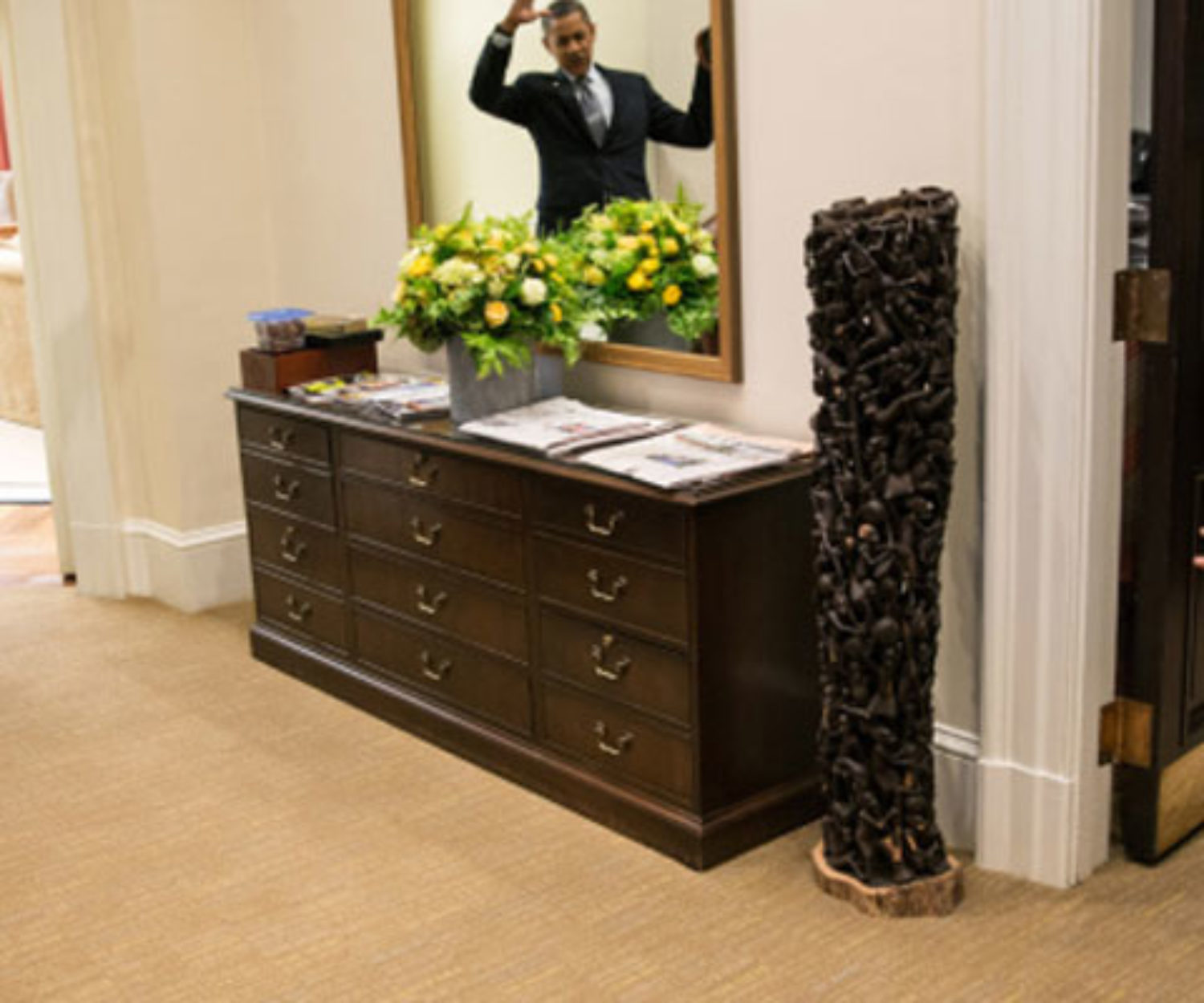 Presidente Barack Obama finge ser preso na teia do Homem Aranha ao cumprimentar o filho de um funcionário da Casa Branca. 26/out/2012