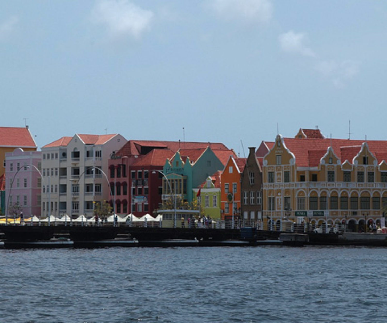 Willemstad: Punda, a ponte Rainha Emma e o sol.